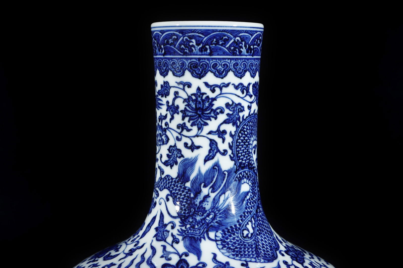 An Exquisite Blue and White Dragon Pattern Lotus Pattern Seawater Pattern Vase - 5
