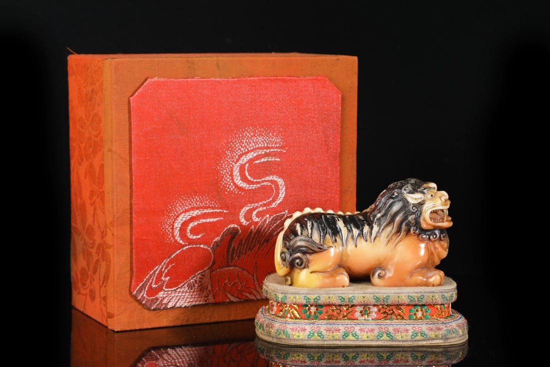 An Exquisite Shoushan Stone Lion Ornament: An Exquisite Shoushan Stone Lion Ornament Qing Dynasty, China Size:8cmx13cmx7cm Weight:944g (The Dimensions Of All Batches Are Manually Measured.If You Need More Detailed Information, Please