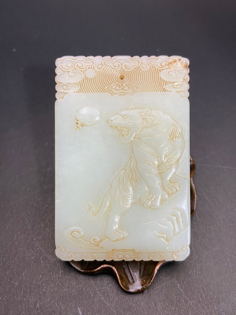 An Exquisite White Jade Tiger Pattern Brand: An Exquisite White Jade Tiger Pattern Brand Qing Dynasty, China Size:7.55cmx5cmx0.75cm Weight:70g (The Dimensions Of All Batches Are Manually Measured.If You Need More Detailed Information, Please Con