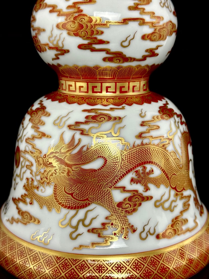 An Exquisite Iron-Red Painted Gold Dragon Pattern Vase - 7