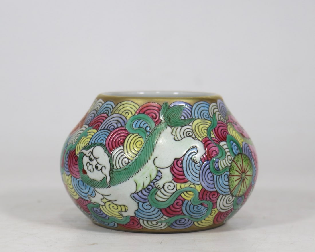 An Exquisite Famille-Rose Painted Gold Lion Pattern Water Pot: An Exquisite Famille-Rose Painted Gold Lion Pattern Water Pot Qing Dynasty, China Tongzhi Four-character Mark Size:7cmx10cm (The Dimensions Of All Batches Are Manually Measured.If You Need More