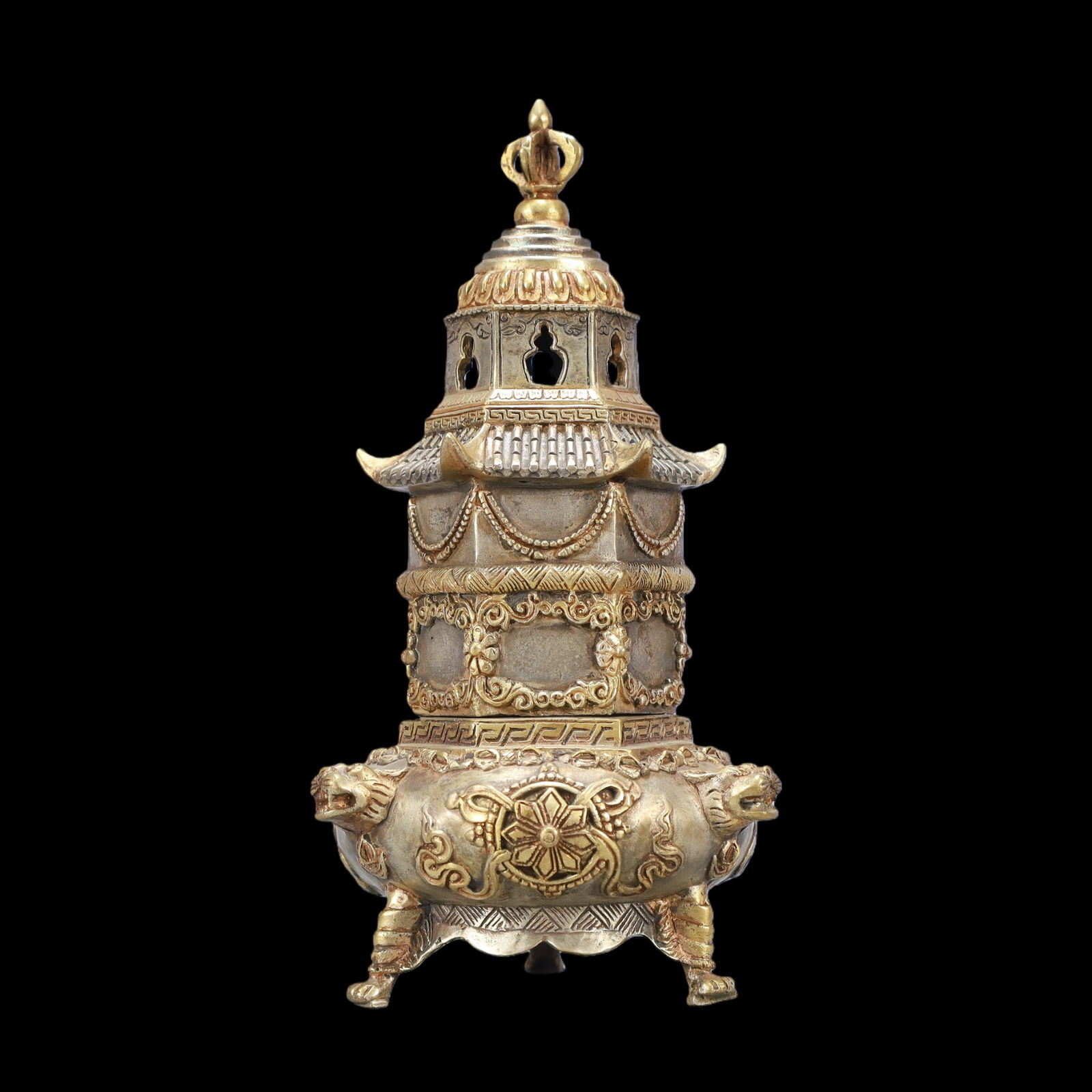 A Exquisite Gilt Silver Tripod Censer: A Exquisite Gilt Silver Tripod Censer Tang Dynasty, China Size:11.5cmx21.5cm Weight:700g (The Dimensions Of All Batches Are Manually Measured.If You Need More Detailed Information, Please Contact