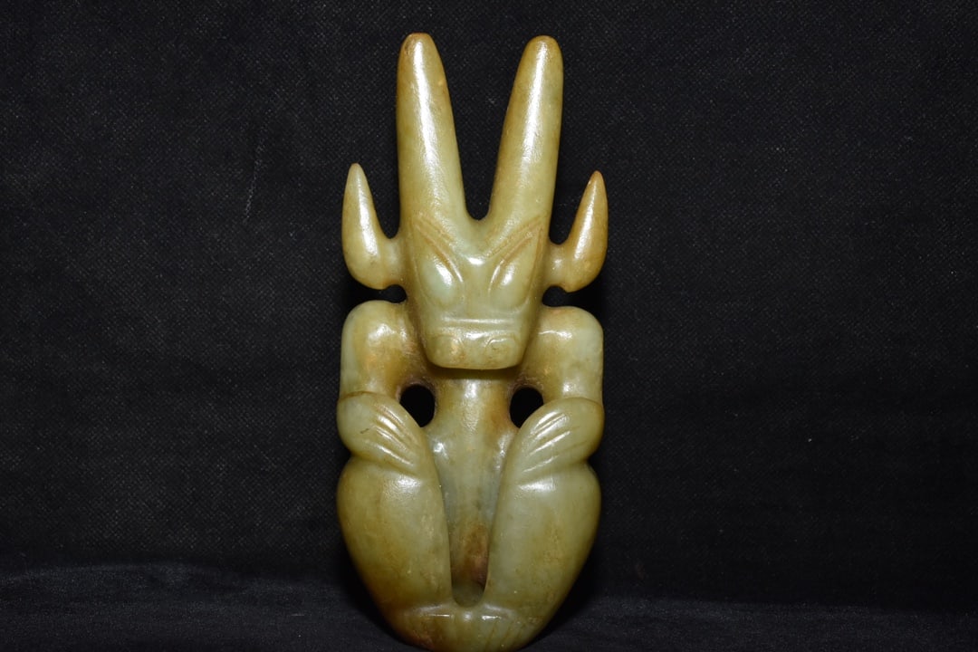 An Exquisite Hemo Jade Figure Ornament: An Exquisite Hemo Jade Figure Ornament Hongshan Culture Size:17cmx8cm Weight:710g (The Dimensions Of All Batches Are Manually Measured.If You Need More Detailed Information, Please Contact Our