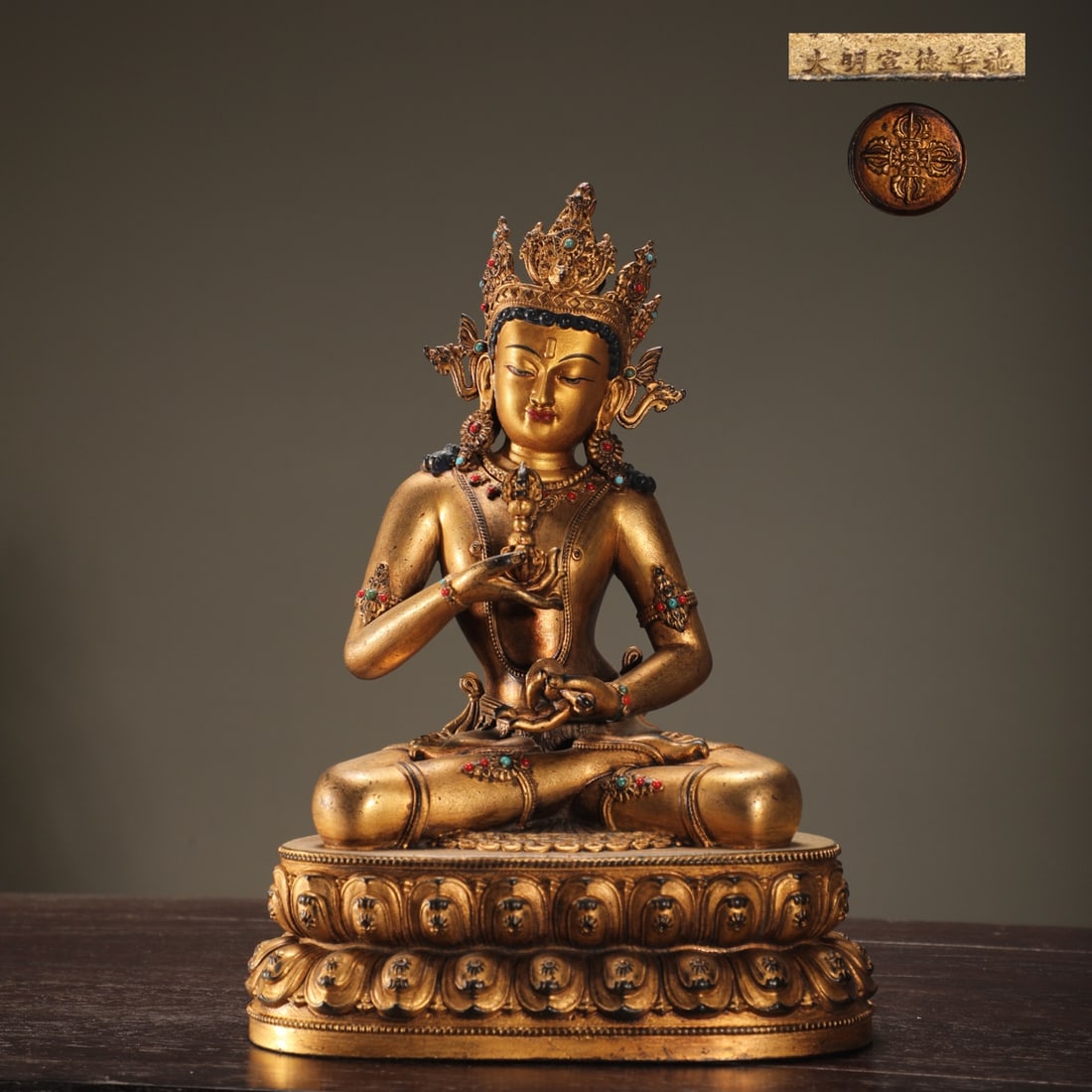 An Exquisite Gilt Bronze Inlaid Gems Statue of Vajrasattva: An Exquisite Gilt Bronze Inlaid Gems Statue of Vajrasattva Ming Dynasty, China Xuande Six-character Mark Size:21.5cmx15.3cm Weight:1600g (The Dimensions Of All Batches Are Manually Measured.If You