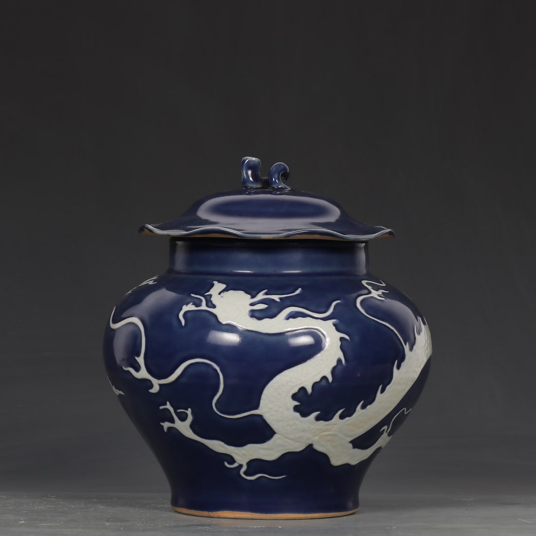 An Exquisite Ji Blue Glazed Dragon Pattern Jar - 2