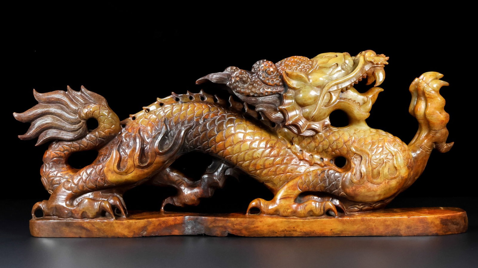 An Exquisite White Jade Dragon Ornament: An Exquisite White Jade Dragon Ornament Han Dynasty, China Size:70cmx28cmx10.5cm Weight:23550g (The Dimensions Of All Batches Are Manually Measured.If You Need More Detailed Information, Please