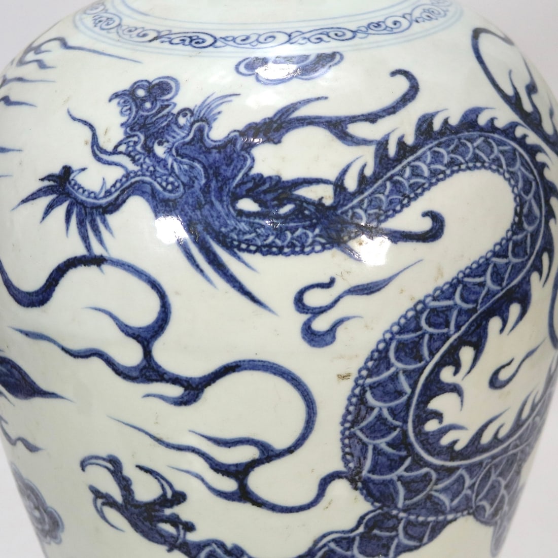 An Exquisite Blue and White Dragon Pattern Vase - 7