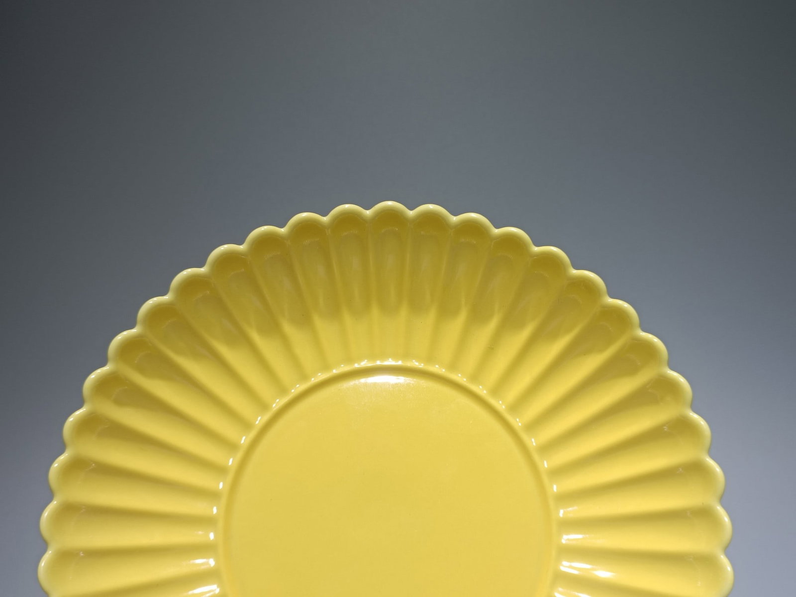 An Exquisite Yellow Glazed Plate - 5