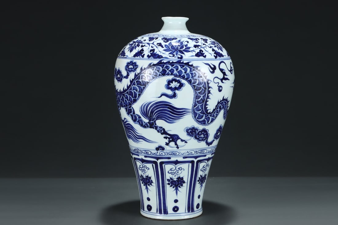 An Exquisite Blue and White Lotus Pattern Dragon Pattern Vase - 2