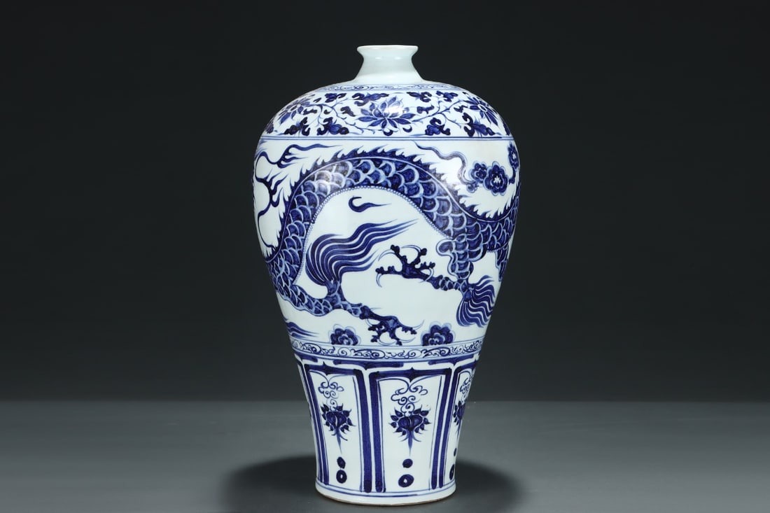 An Exquisite Blue and White Lotus Pattern Dragon Pattern Vase - 3