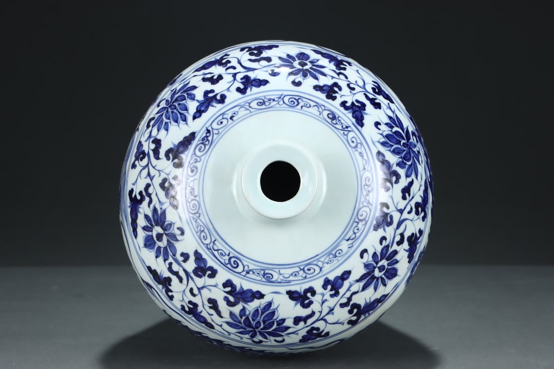 An Exquisite Blue and White Lotus Pattern Dragon Pattern Vase - 4