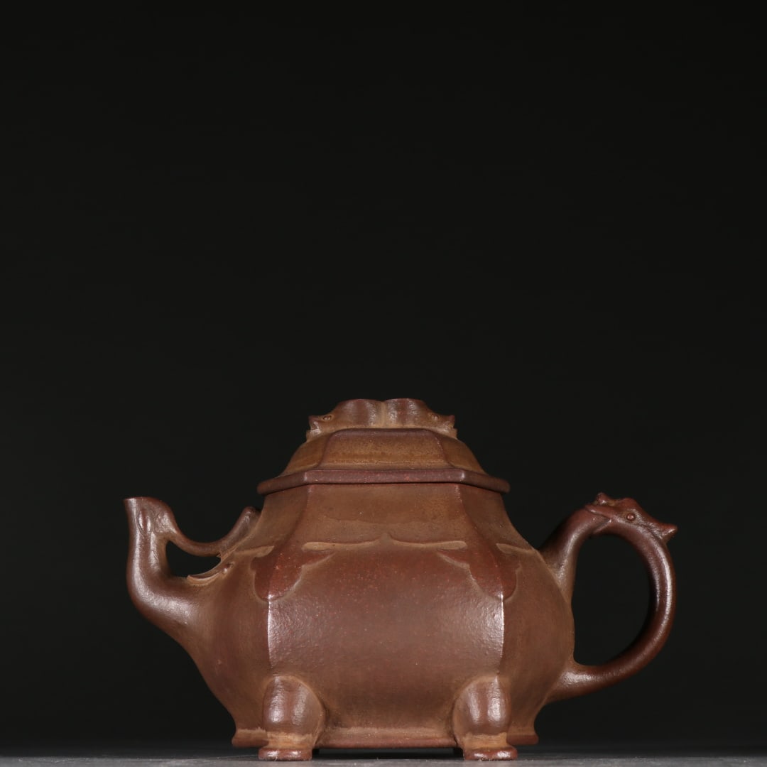 An Exquisite Purple Sands Dragon and Phoenix Pattern Teapot: An Exquisite Purple Sands Dragon and Phoenix Pattern Teapot Qing Dynasty, China Size:11cmx17cm (The Dimensions Of All Batches Are Manually Measured.If You Need More Detailed Information, Please Contac