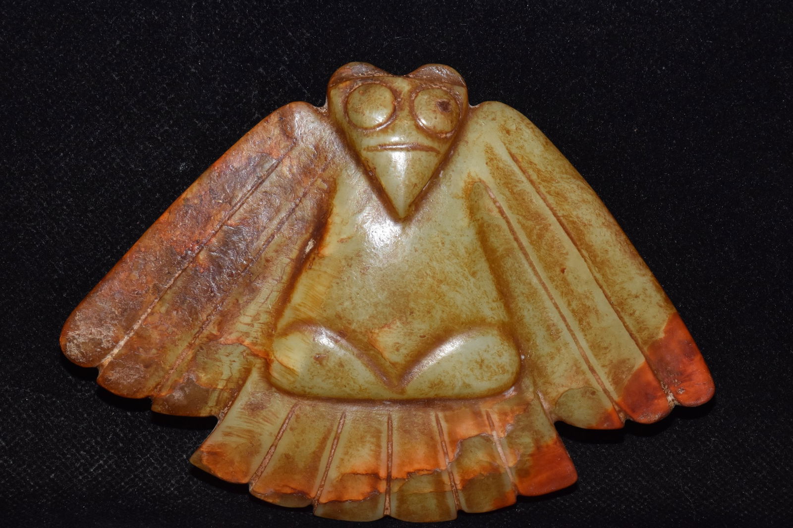 An Exquisite Hemo Jade Bird Ornament: An Exquisite Hemo Jade Bird Ornament Hongshan Culture Size:13cmx9.5cm Weight:190g (The Dimensions Of All Batches Are Manually Measured.If You Need More Detailed Information, Please Contact Our