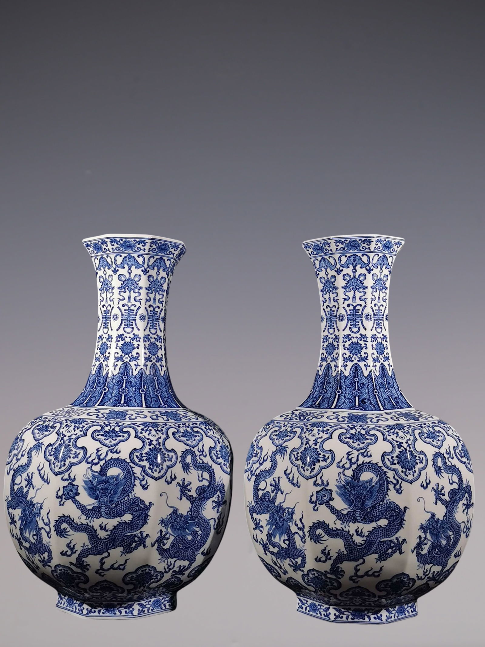 An Exquisite Blue and White Lotus Pattern Dragon Pattern Bats and Peach Pattern Vase: An Exquisite Blue and White Lotus Pattern Dragon Pattern Bats and Peach Pattern Vase Qing Dynasty, China Yongzheng Six-character Mark Size:56cmx34cm (The Dimensions Of All Batches Are Manually Measure