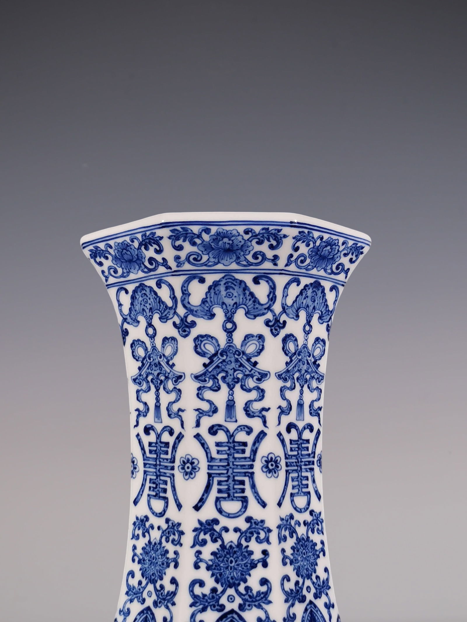 An Exquisite Blue and White Lotus Pattern Dragon Pattern Bats and Peach Pattern Vase - 3