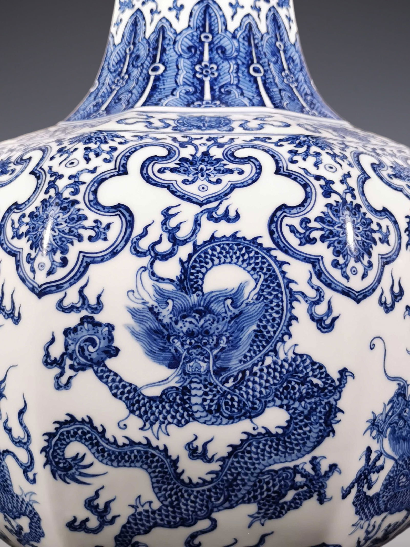 An Exquisite Blue and White Lotus Pattern Dragon Pattern Bats and Peach Pattern Vase - 4