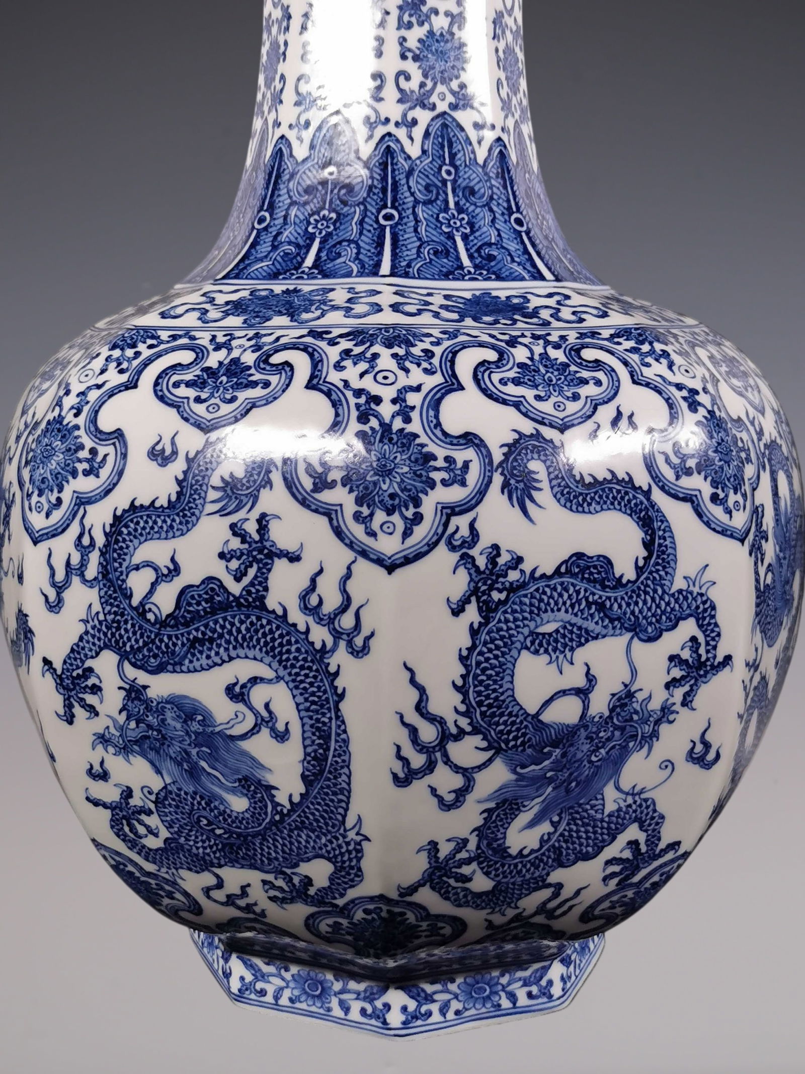 An Exquisite Blue and White Lotus Pattern Dragon Pattern Bats and Peach Pattern Vase - 5