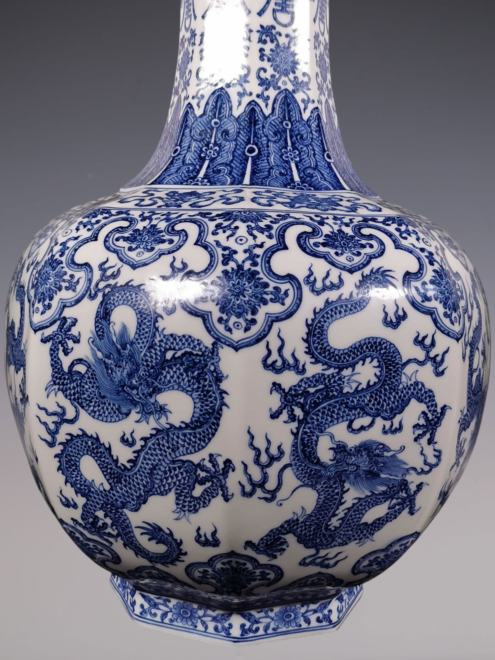 An Exquisite Blue and White Lotus Pattern Dragon Pattern Bats and Peach Pattern Vase - 6
