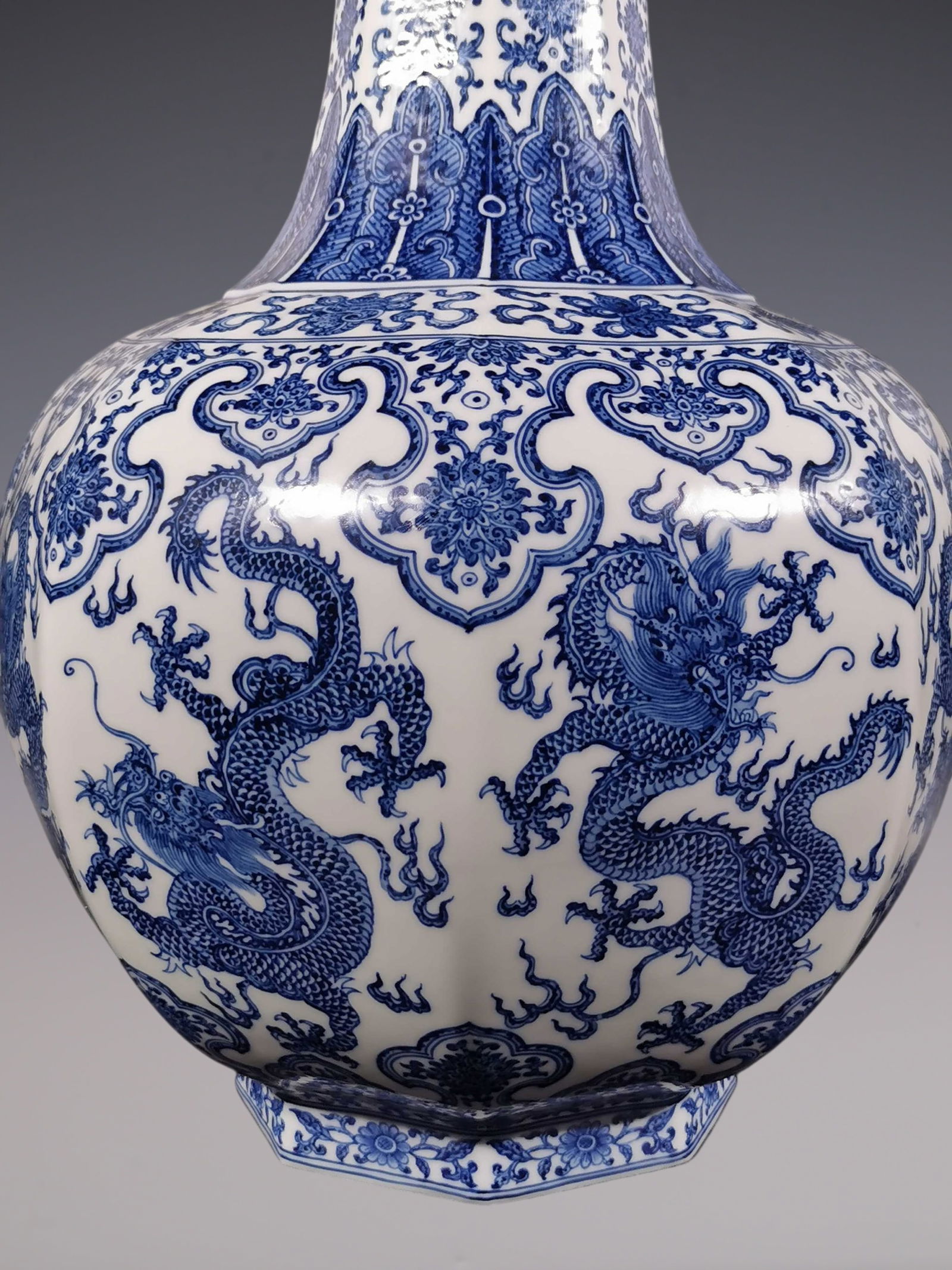 An Exquisite Blue and White Lotus Pattern Dragon Pattern Bats and Peach Pattern Vase - 7