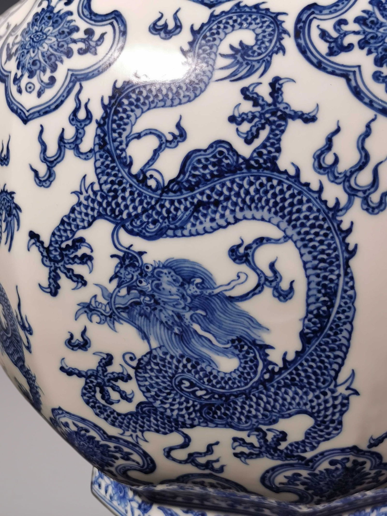 An Exquisite Blue and White Lotus Pattern Dragon Pattern Bats and Peach Pattern Vase - 8