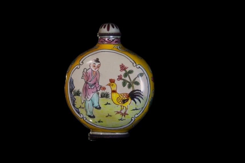 An Exquisite Cloisonne Character and Story Pattern Snuff Bottle: An Exquisite Cloisonne Character and Story Pattern Snuff Bottle Qing Dynasty, China Qianlong Four-character Mark Size:6cmx8cmx2cm (The Dimensions Of All Batches Are Manually Measured.If You Need