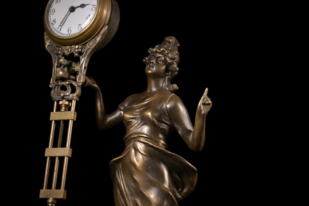 An Exquisite Bronze Figure-Shaped Clock - 3