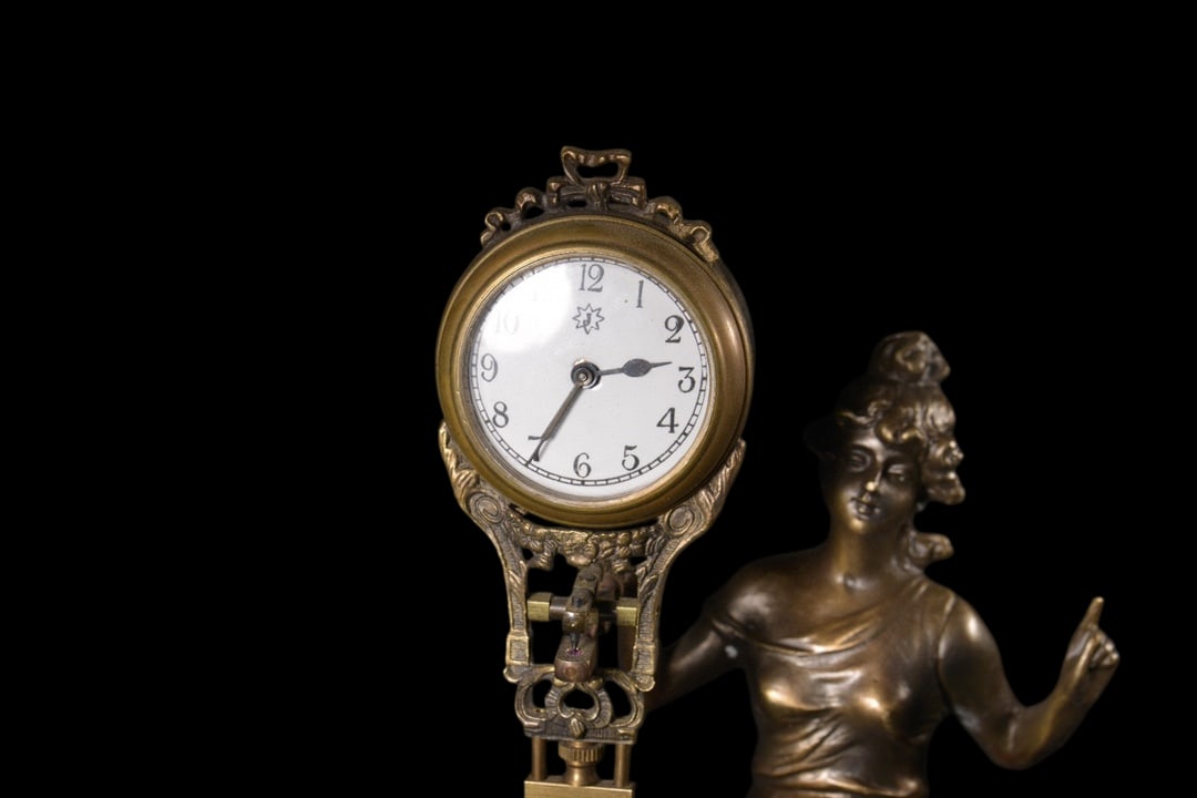 An Exquisite Bronze Figure-Shaped Clock - 4