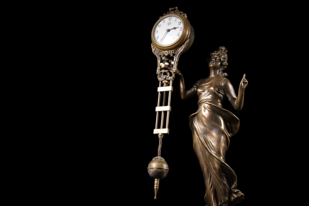 An Exquisite Bronze Figure-Shaped Clock - 6