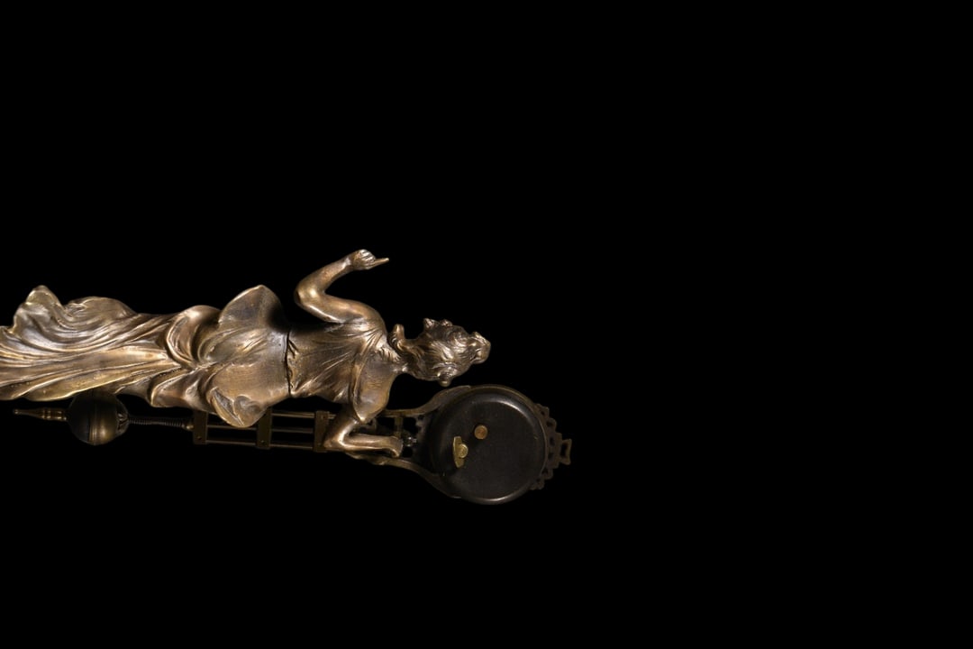 An Exquisite Bronze Figure-Shaped Clock - 7