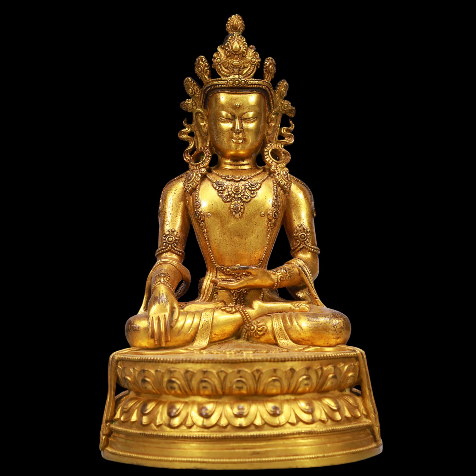 An Exquisite Gilt Bronze Statue of Avalokitesvara: An Exquisite Gilt Bronze Statue of Avalokitesvara Ming Dynasty, China Size:13cmx20cm Weight:1950g (The Dimensions Of All Batches Are Manually Measured.If You Need More Detailed Information, Please