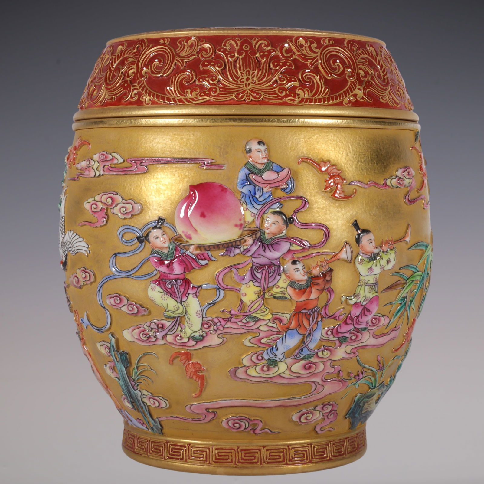 An Exquisite Enamel Lotus Pattern Character and Story Pattern Bats and Peach Pattern Tea Caddy: An Exquisite Enamel Lotus Pattern Character and Story Pattern Bats and Peach Pattern Tea Caddy Qing Dynasty, China Qianlong Six-character Mark Size:15cmx11.8cm (The Dimensions Of All Batches Are