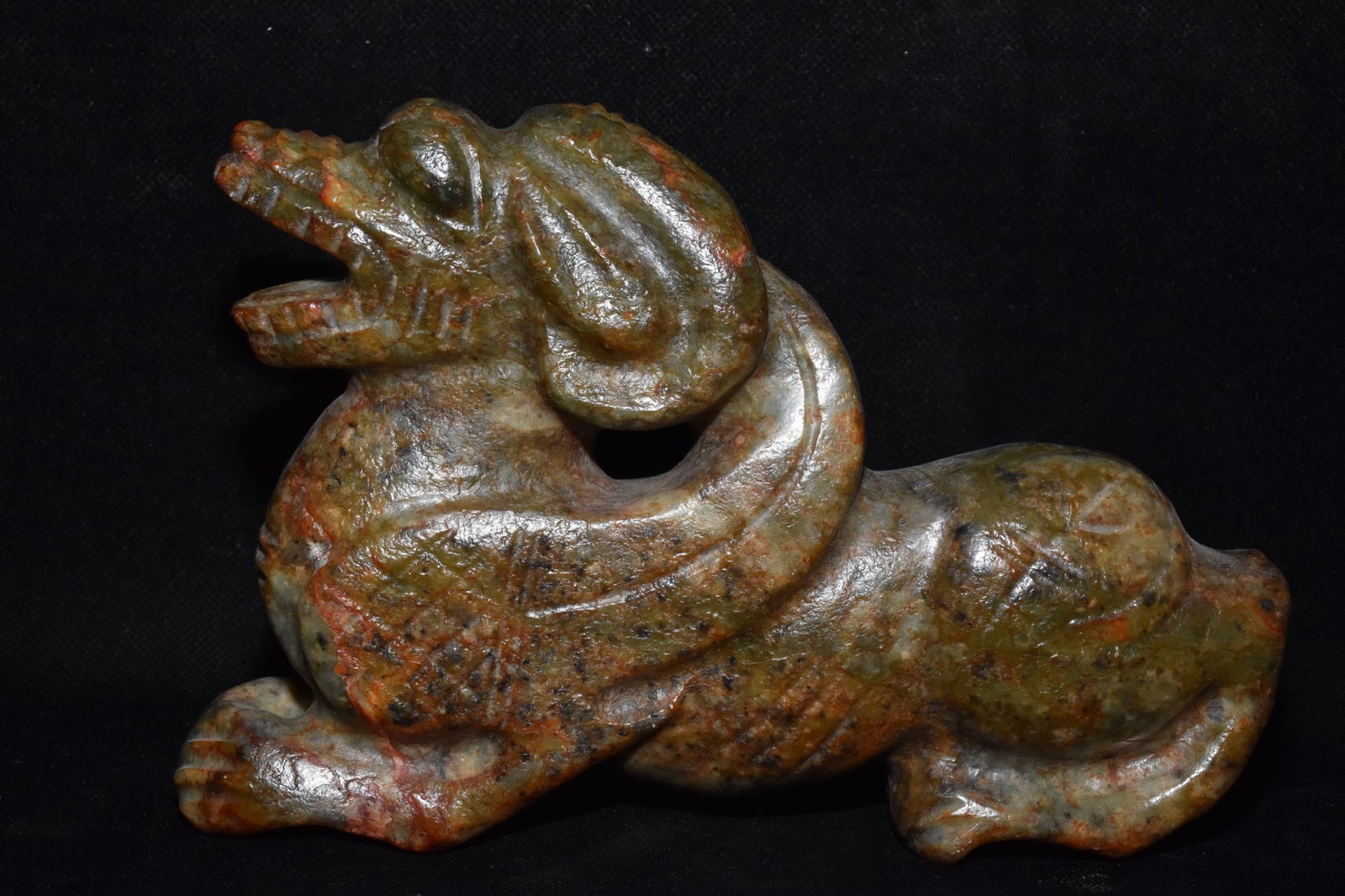 An Exquisite Hemo Jade Auspicious Beast Ornament: An Exquisite Hemo Jade Auspicious Beast Ornament Hongshan Culture Size:19cmx13cm Weight:1440g (The Dimensions Of All Batches Are Manually Measured.If You Need More Detailed Information, Please