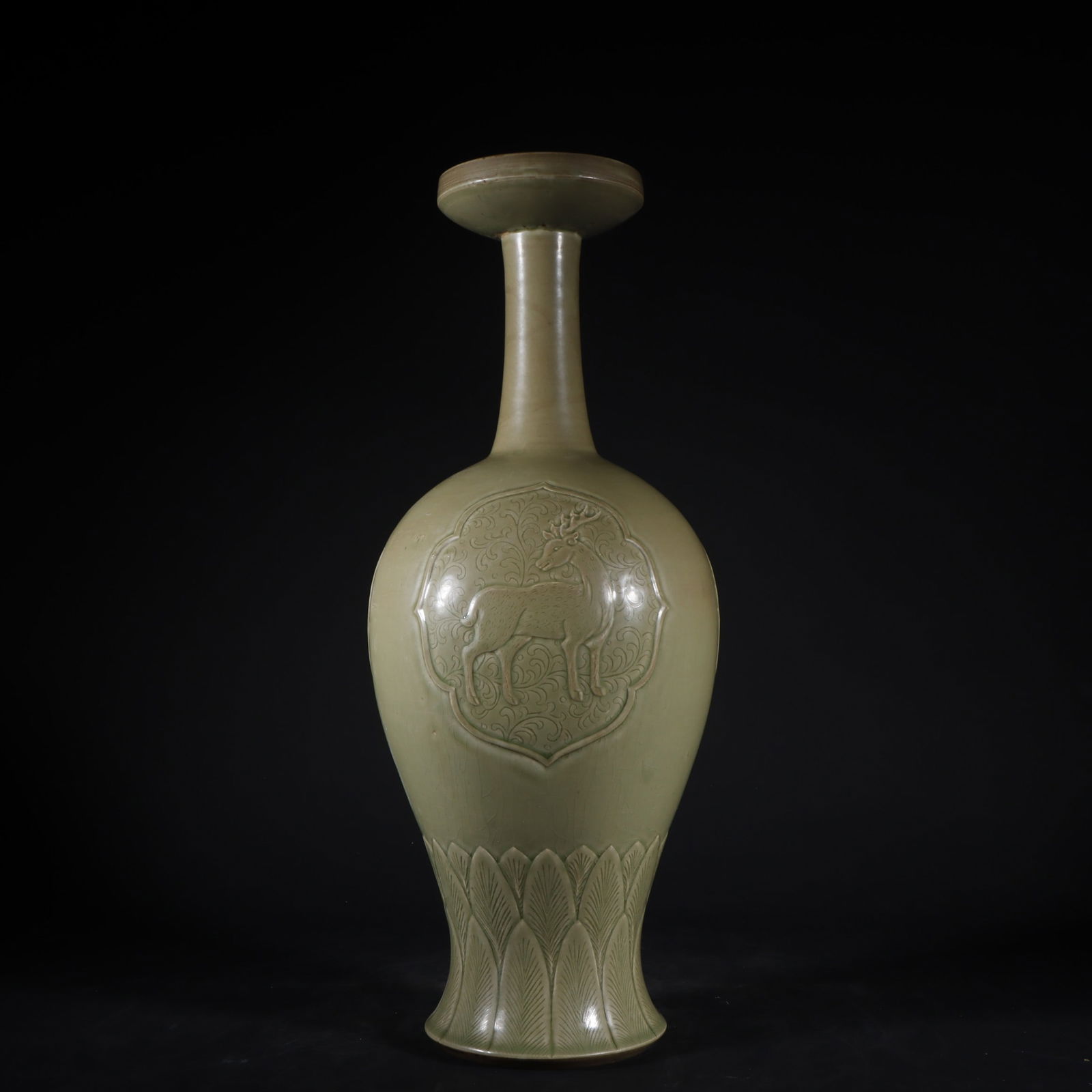 An Exquisite Yue yao Sika Deer Pattern Vase: An Exquisite Yue yao Sika Deer Pattern Vase Tang Dynasty, China Size:43cmx17cm (The Dimensions Of All Batches Are Manually Measured.If You Need More Detailed Information, Please Contact Our