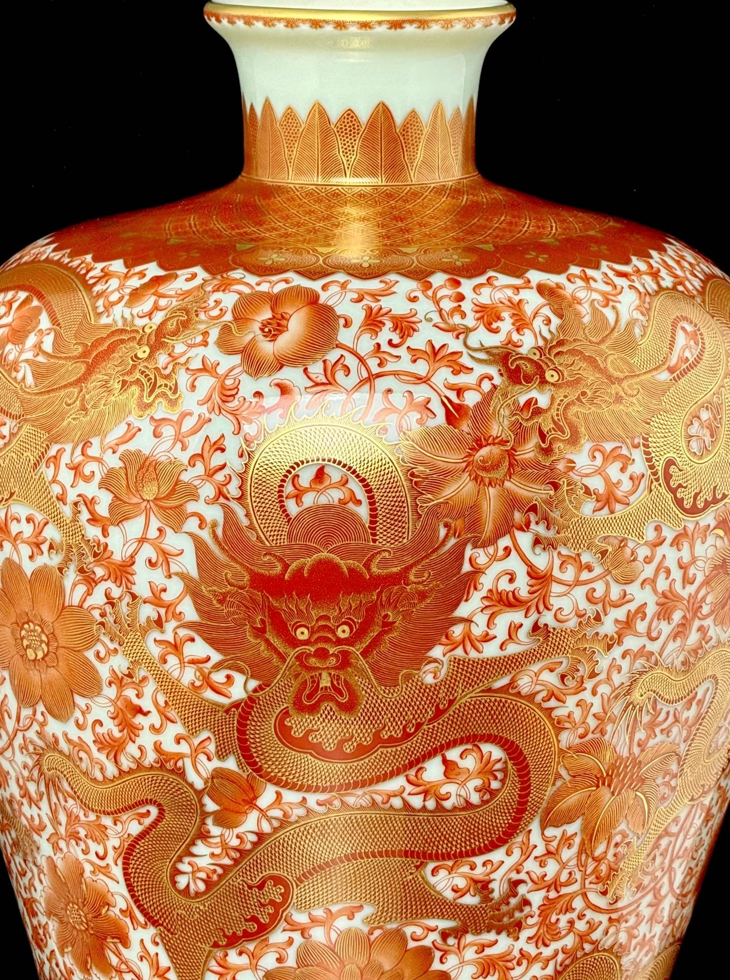 An Exquisite Iron-Red Painted Gold Lotus Pattern Dragon Pattern Vase - 5