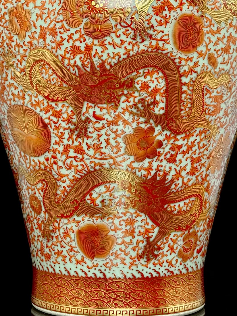 An Exquisite Iron-Red Painted Gold Lotus Pattern Dragon Pattern Vase - 7