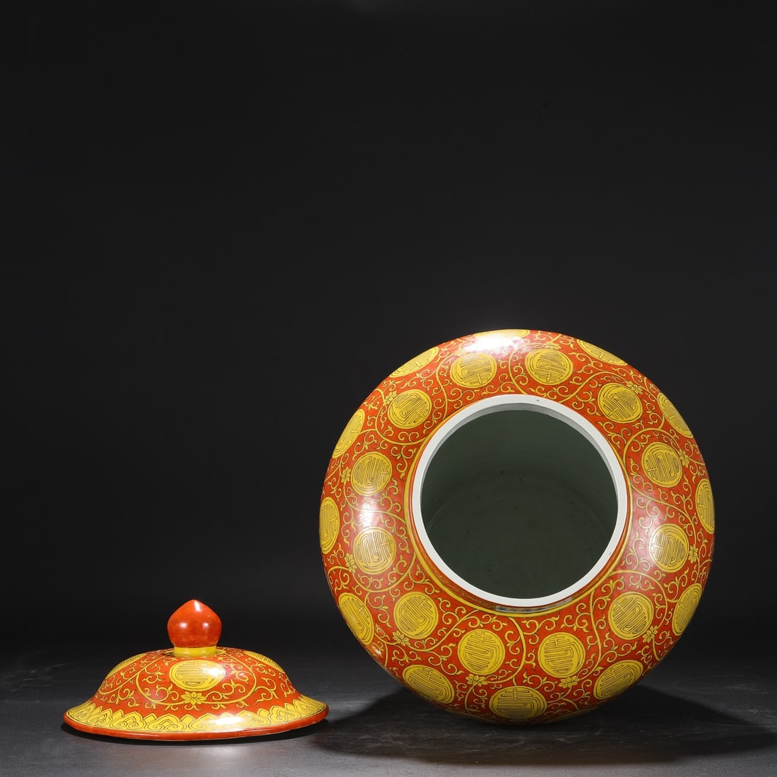 An Exquisite Red Glazed Lotus Pattern Jar - 5