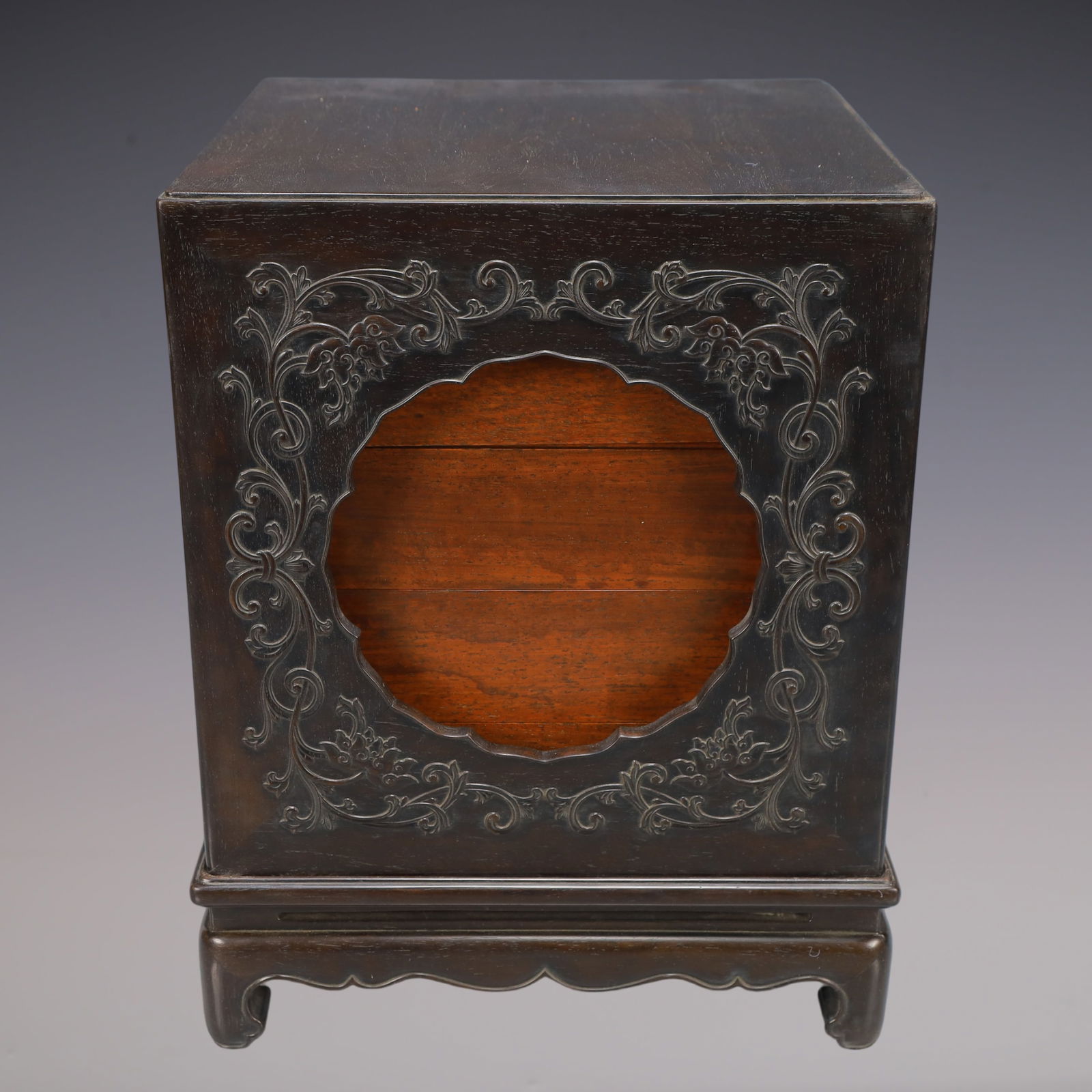 A Exquisite Zitanwood Flower Pattern Box: A Exquisite Zitanwood Flower Pattern Box Qing Dynasty, China Size:26cmx32cm Weight:5250g (The Dimensions Of All Batches Are Manually Measured.If You Need More Detailed Information, Please Contact