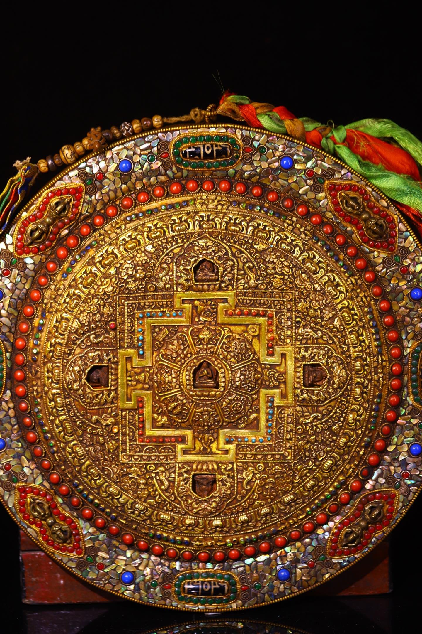 An Exquisite Silver Inlaid Gems Tangka: An Exquisite Silver Inlaid Gems Tangka Qing Dynasty, China Size:33cmx31cmx2.5cm Weight:1200g (The Dimensions Of All Batches Are Manually Measured.If You Need More Detailed Information, Please