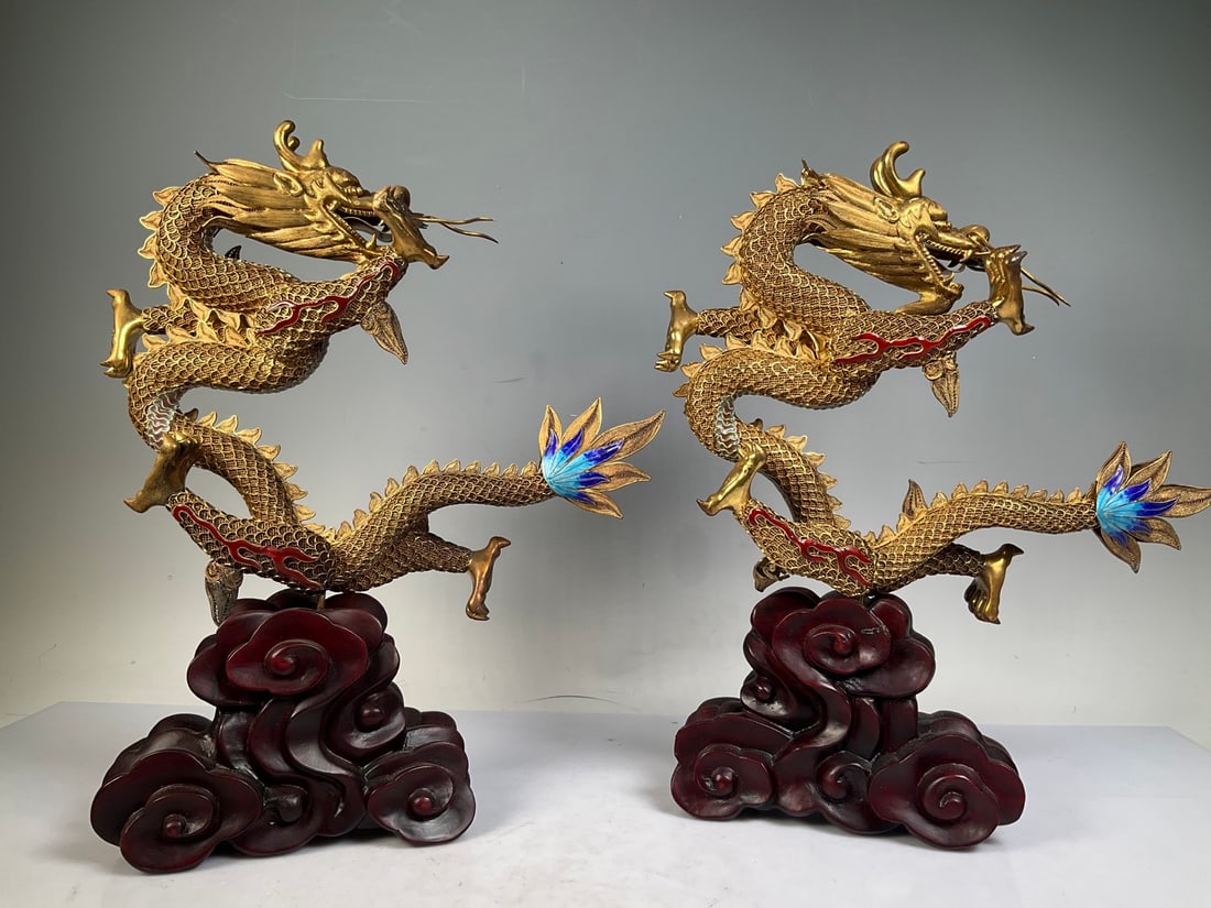 An Exquisite Gilt Silver Dragon Ornament: An Exquisite Gilt Silver Dragon Ornament Modern Time of China Size:31cm Weight:501g (The Dimensions Of All Batches Are Manually Measured.If You Need More Detailed Information, Please Contact Our