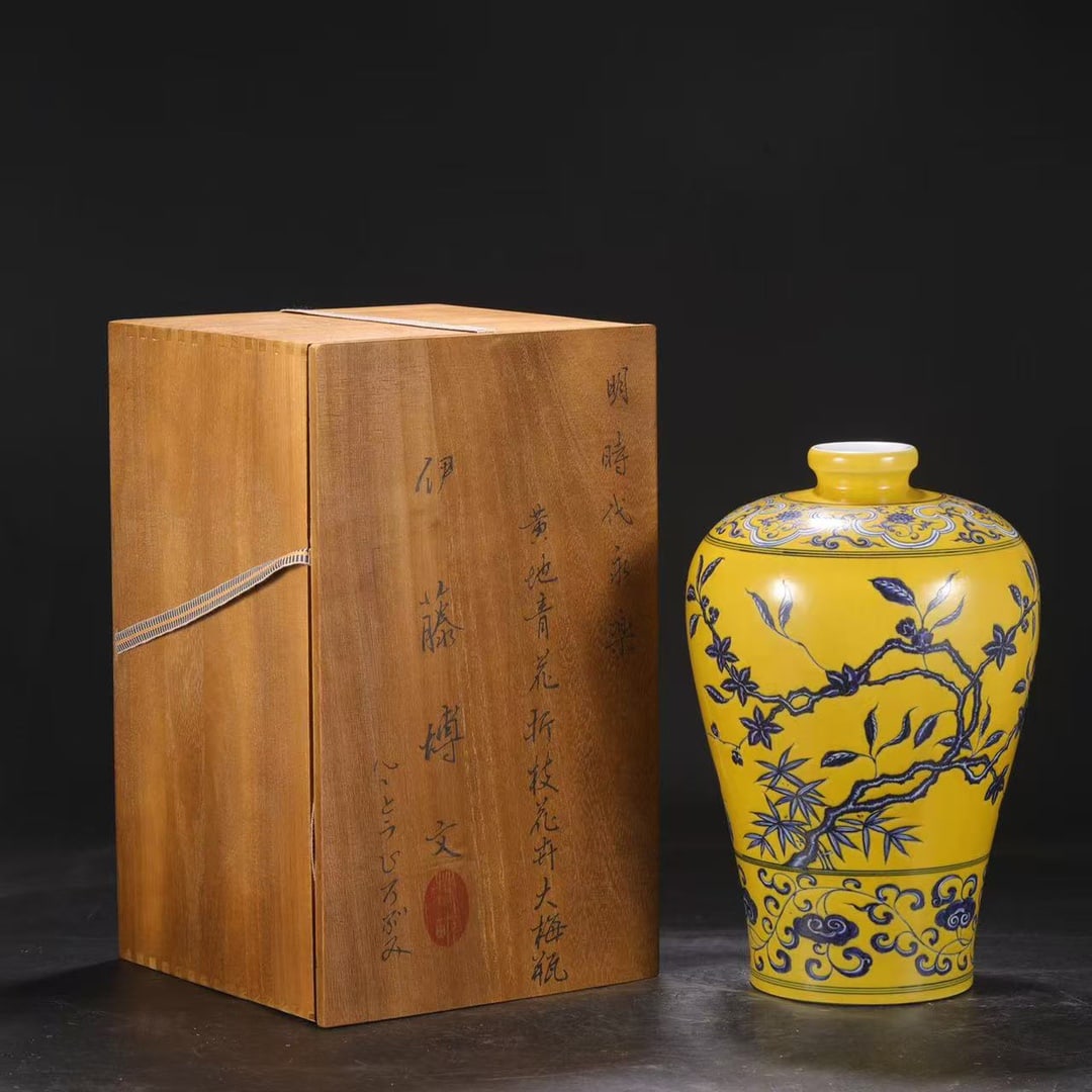 An Exquisite Blue and White Lotus Pattern Flower Pattern Vase: An Exquisite Blue and White Lotus Pattern Flower Pattern Vase Ming Dynasty, China Size:35cmx22cm (The Dimensions Of All Batches Are Manually Measured.If You Need More Detailed Information, Please Cont