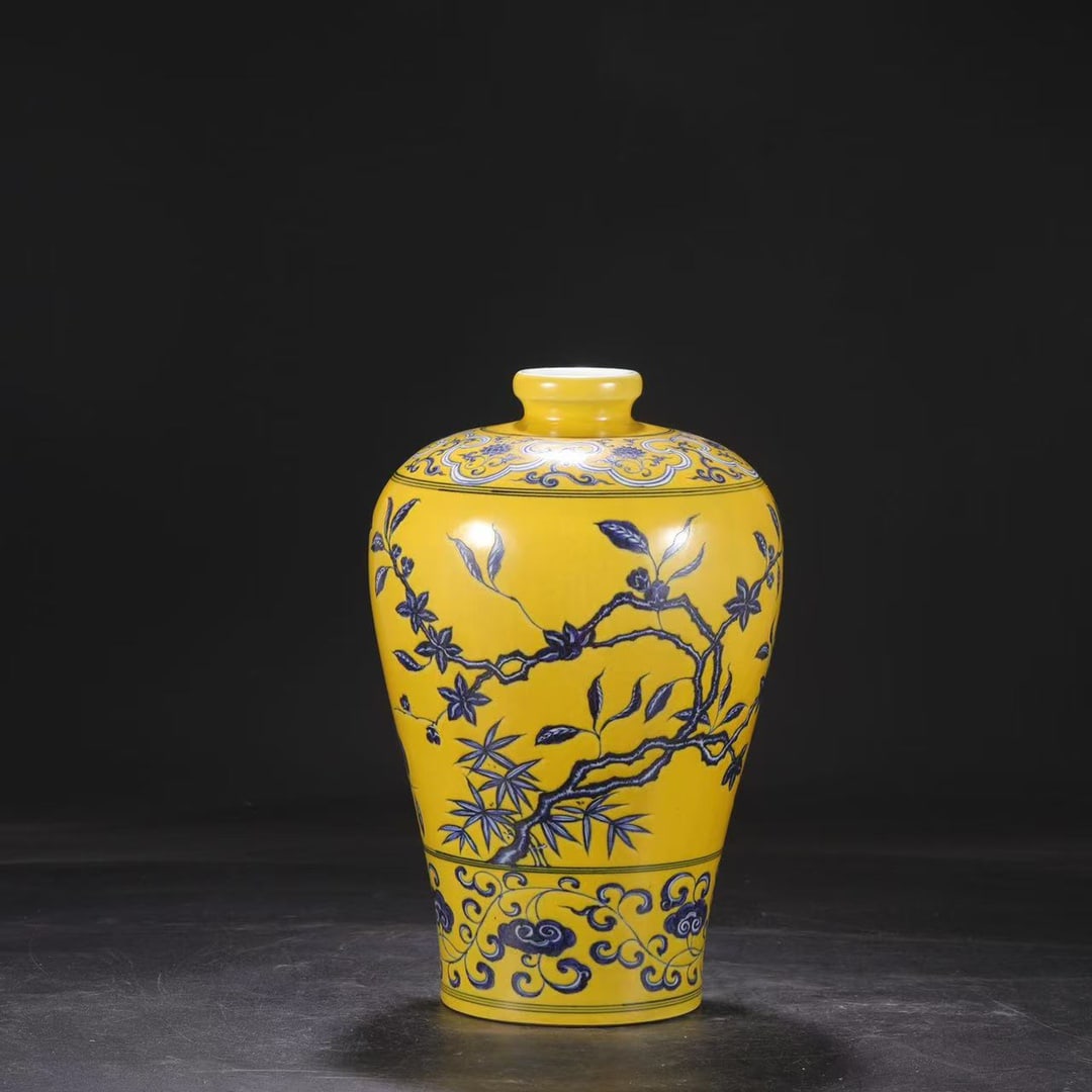 An Exquisite Blue and White Lotus Pattern Flower Pattern Vase - 2