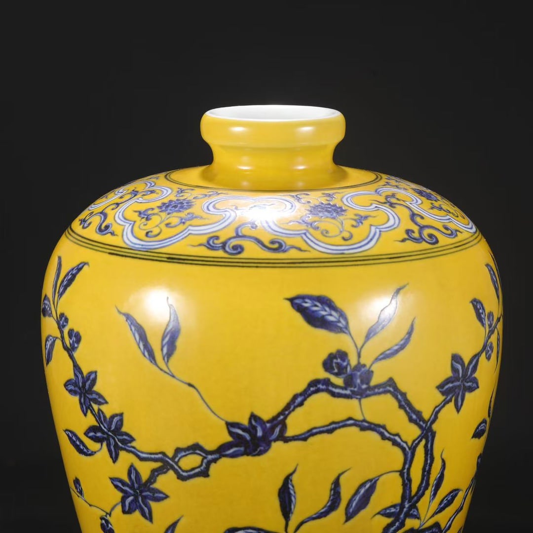 An Exquisite Blue and White Lotus Pattern Flower Pattern Vase - 3