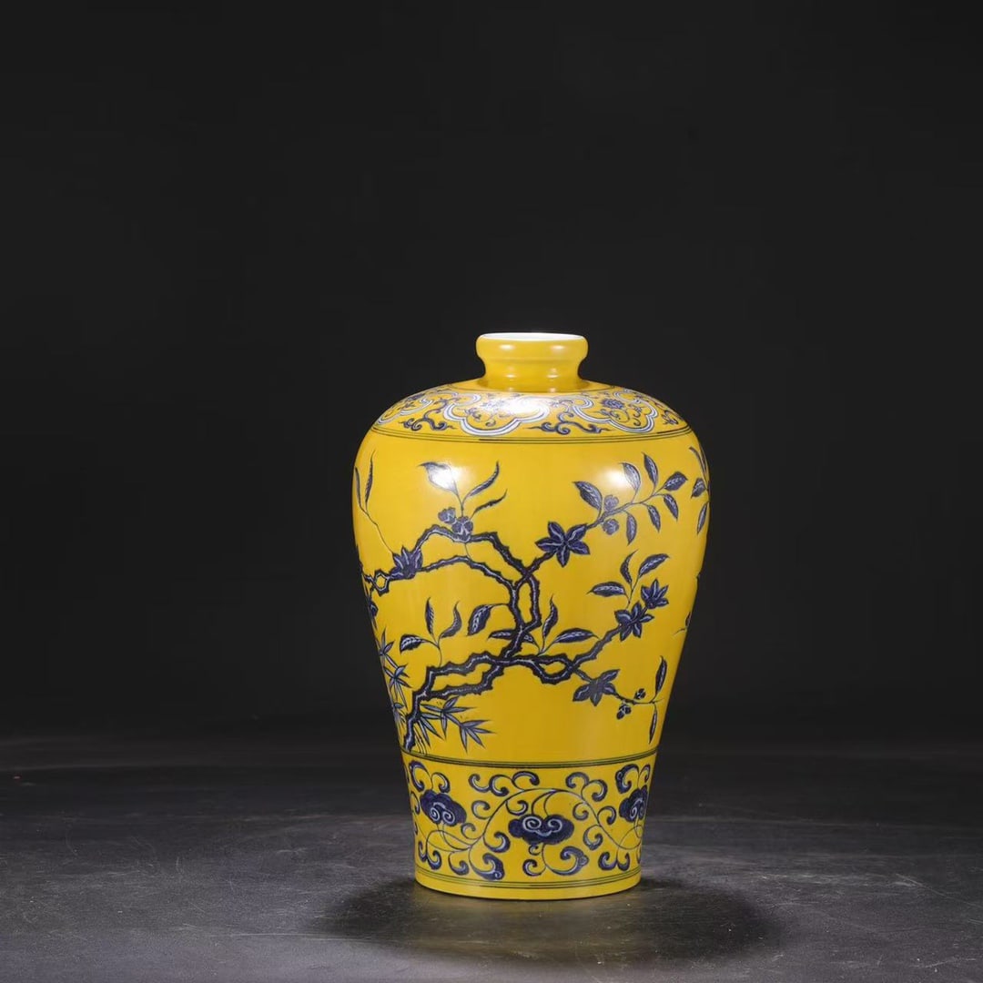 An Exquisite Blue and White Lotus Pattern Flower Pattern Vase - 4