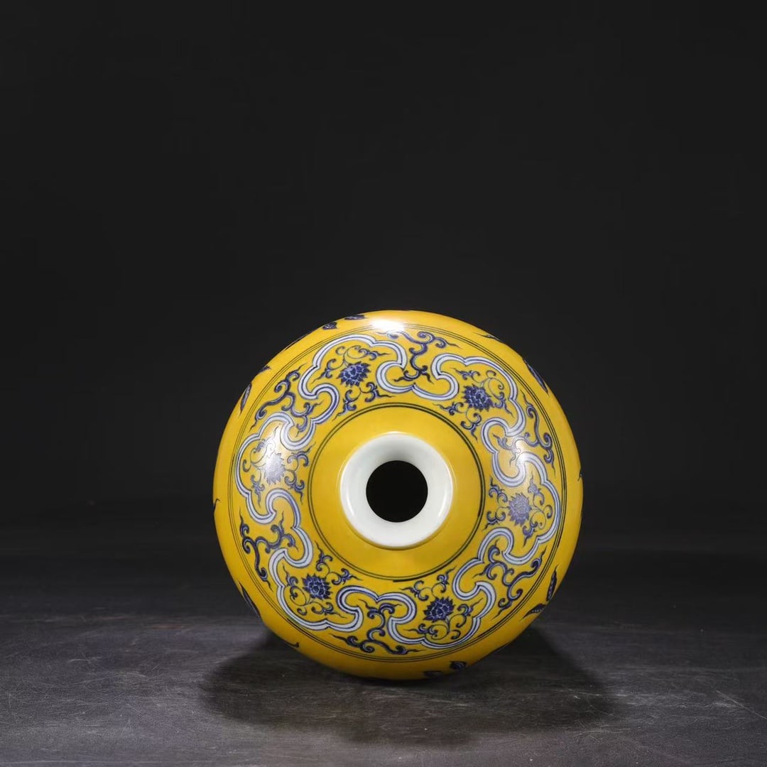 An Exquisite Blue and White Lotus Pattern Flower Pattern Vase - 5