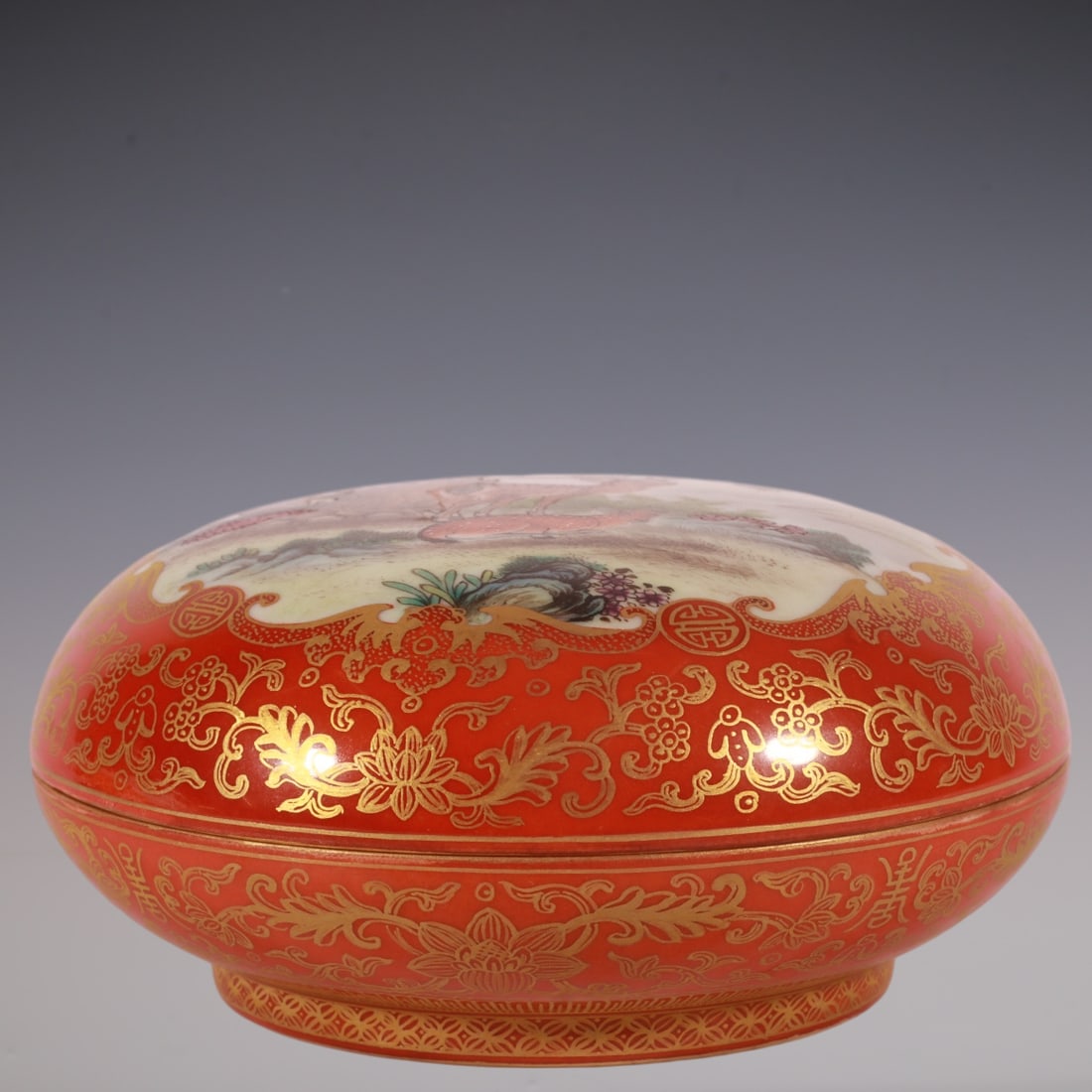 An Exquisite Famille-Rose Iron-Red Painted Gold Lotus Pattern Deer Pattern Box: An Exquisite Famille-Rose Iron-Red Painted Gold Lotus Pattern Deer Pattern Box Qing Dynasty, China Qianlong Four-character Mark Size:5cmx10.2cm (The Dimensions Of All Batches Are Manually