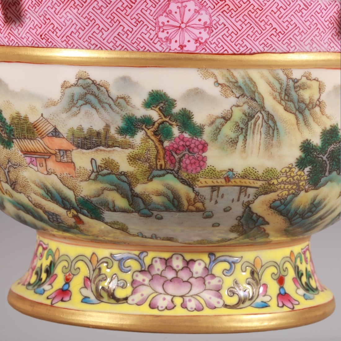 An Exquisite Enamel Lotus Pattern Landscape Pattern with poem Vase - 4