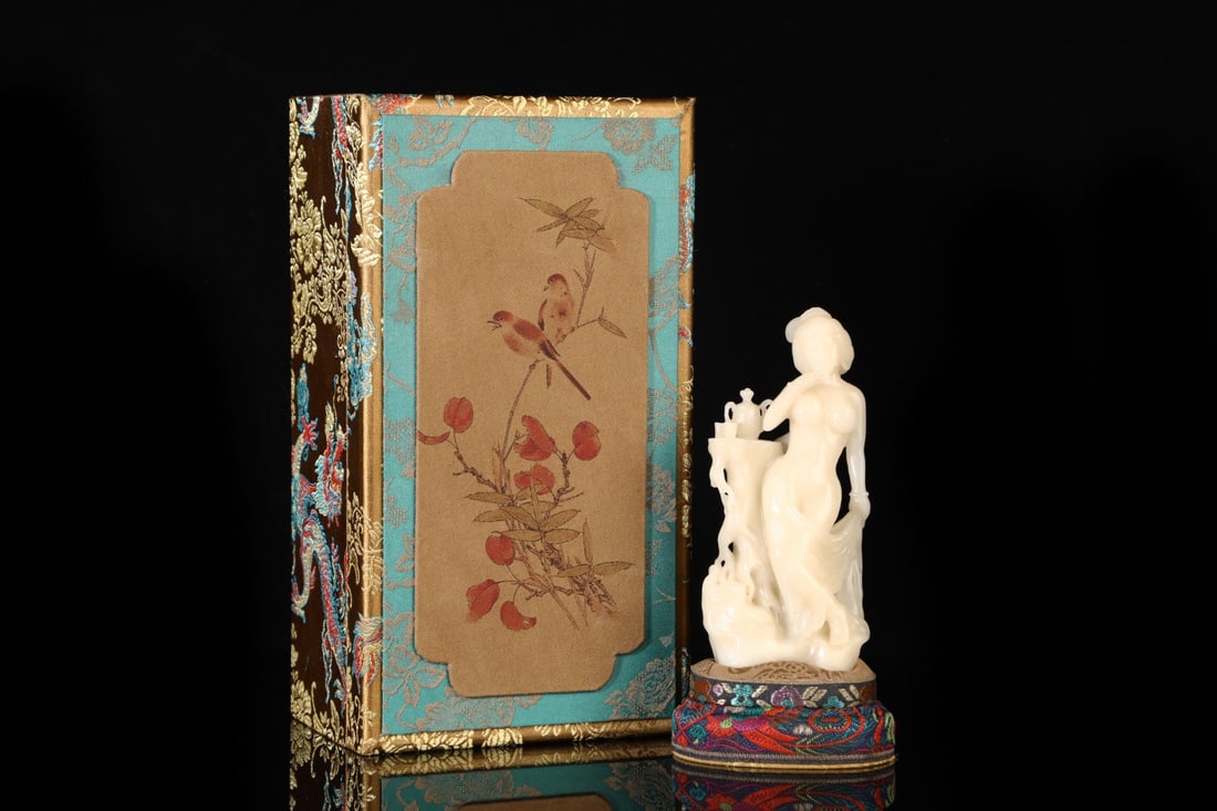 An Exquisite Shoushan Stone Woman Ornament: An Exquisite Shoushan Stone Woman Ornament Qing Dynasty, China Size:13.5cmx6cm Weight:243g (The Dimensions Of All Batches Are Manually Measured.If You Need More Detailed Information, Please Contact