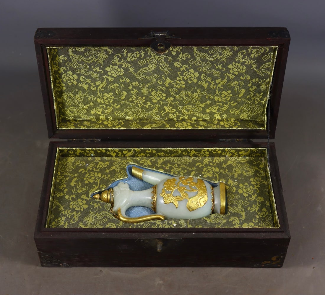 An Exquisite White Jade Cover with Gold Flower Pattern Ewer: An Exquisite White Jade Cover with Gold Flower Pattern Ewer Qing Dynasty, China Size:16cmx8cmx4cm Weight:267g (The Dimensions Of All Batches Are Manually Measured.If You Need More Detailed