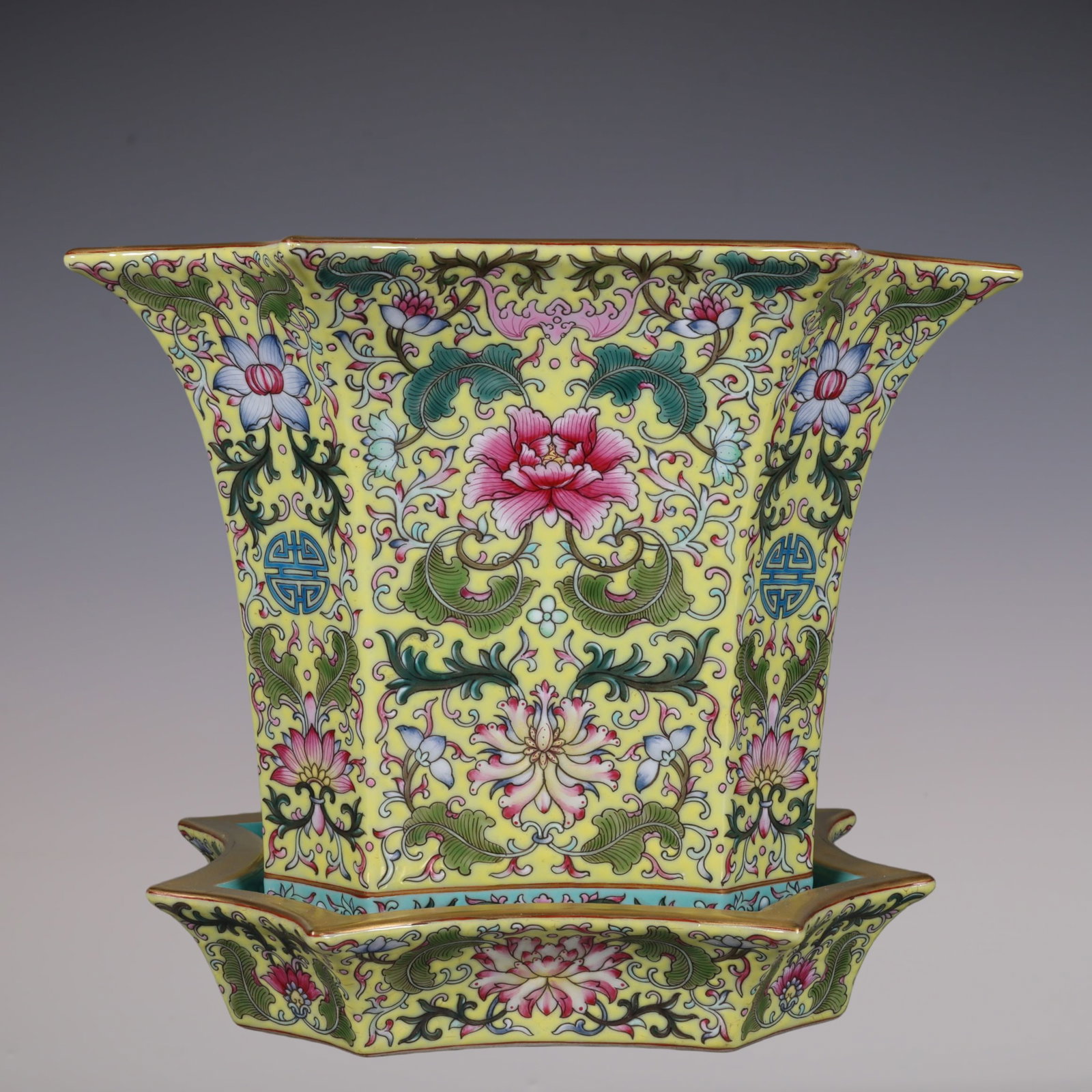 An Exquisite Famille-Rose Painted Gold Lotus Pattern Bats and Peach Pattern Basin: An Exquisite Famille-Rose Painted Gold Lotus Pattern Bats and Peach Pattern Basin Qing Dynasty, China Qianlong Four-character Mark Size:20.5cmx24.5cm (The Dimensions Of All Batches Are Manually