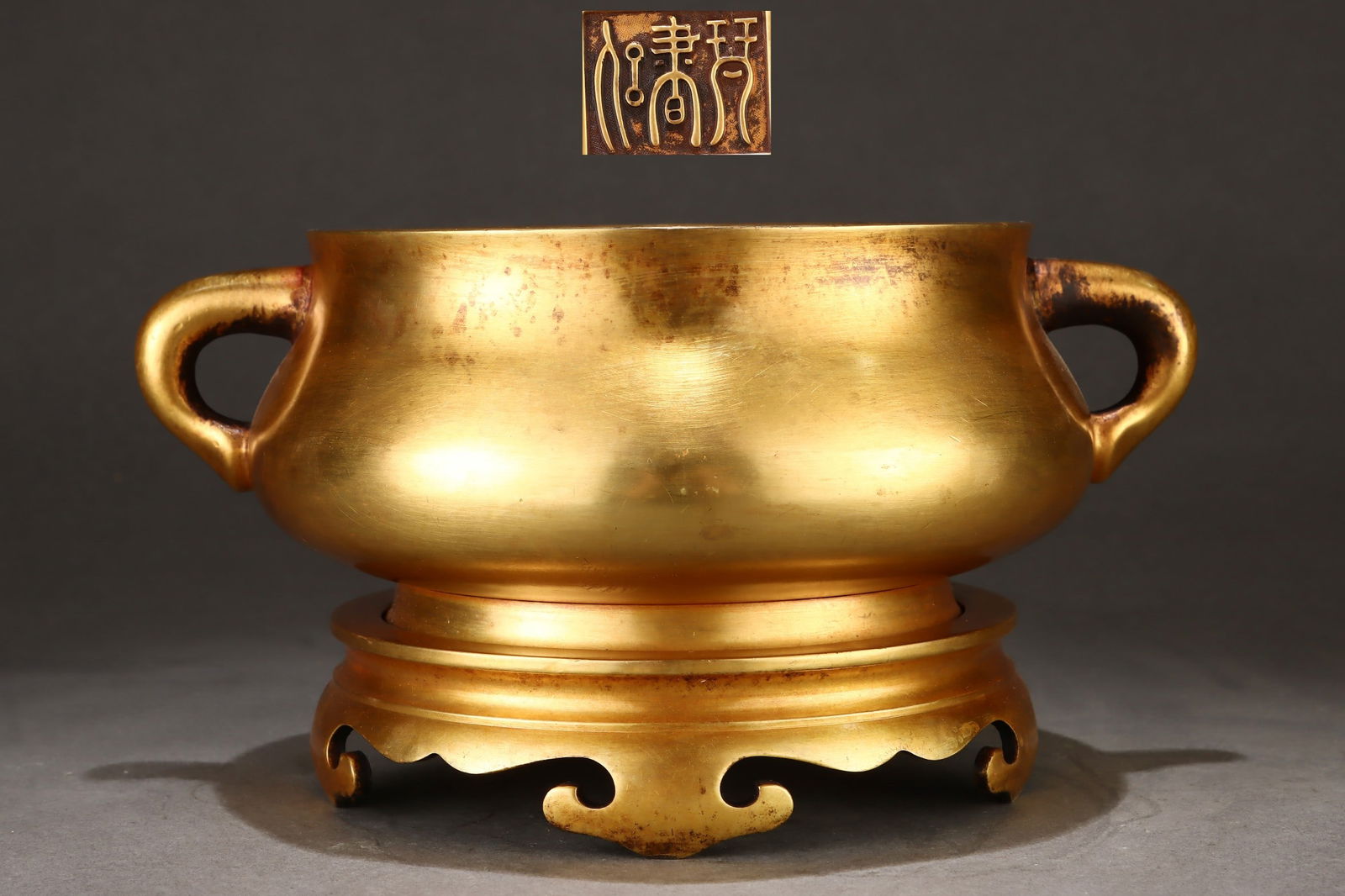 An Exquisite Gilt Bronze Double-Ears Censer: An Exquisite Gilt Bronze Double-Ears Censer Ming Dynasty, China Size:13.3cmx20cm Weight:5100g (The Dimensions Of All Batches Are Manually Measured.If You Need More Detailed Information, Please
